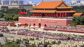Na Trgu nebeškega miru v Pekingu se je zbralo okoli 200 tisoč ljudi.
