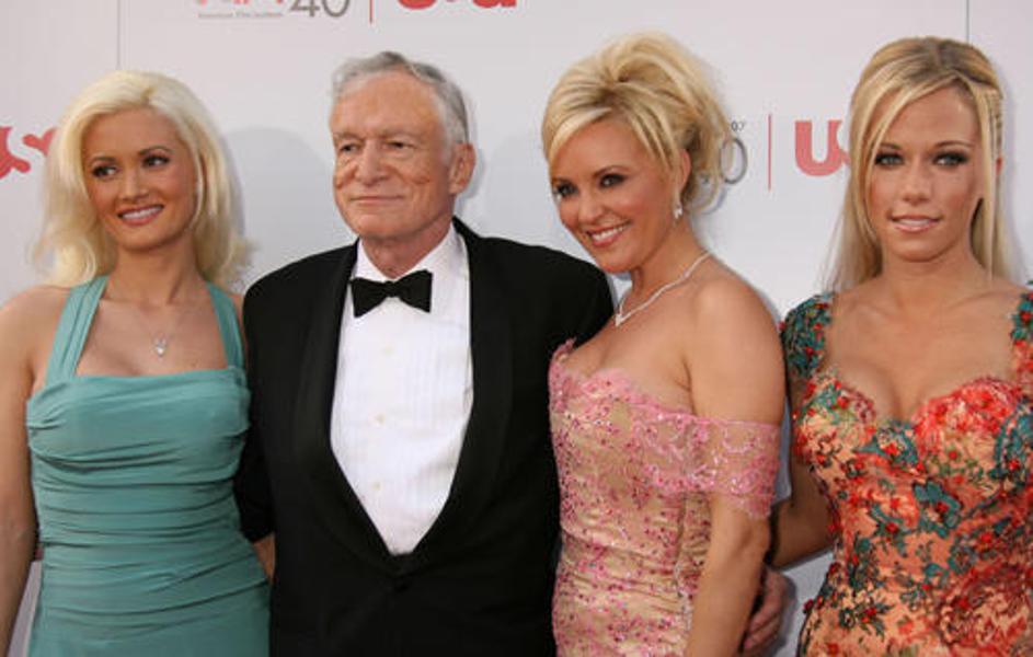 Na fotografiji so Holly Madison, Hugh Hefner, Kendra Wilkinson in Bridget Marqua
