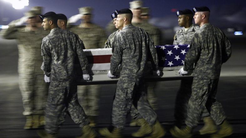 Pogreb umrlega ameriškega vojaka v oporišču Dover