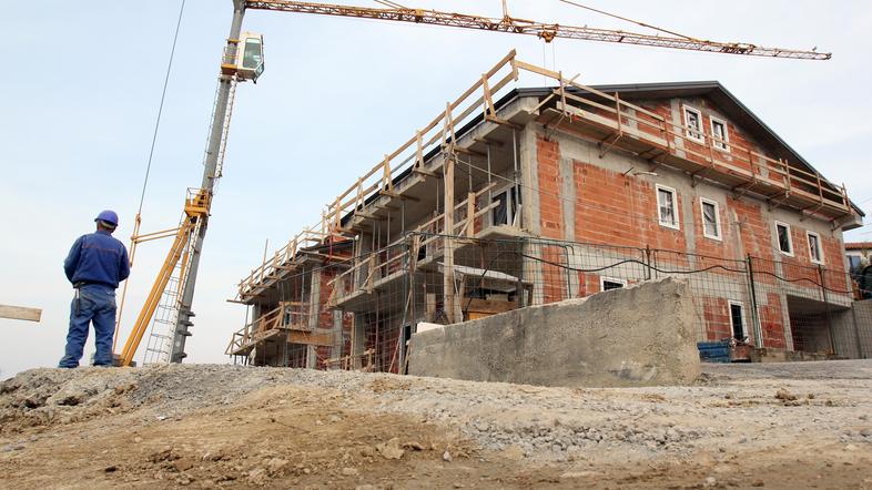 Stanovanjski objekti na Maliji so višji od določila v gradbenem dovoljenju. (Fot