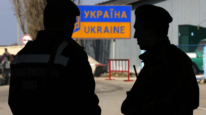 razno 26.03.14. Ukrainian border guards stand at a Russian-Ukrainian border cros