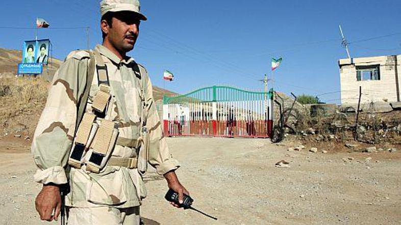 Turški vojak ob meji z Irakom.