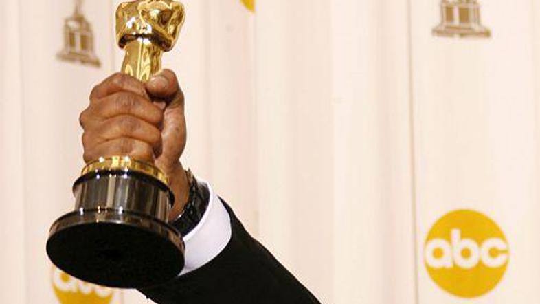 Kdo bo februarja zmagoslavno dvignil tako cenjeni zlati kipec?