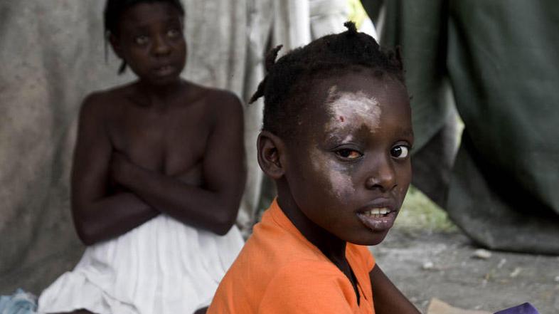 Po uradnih podatkih je potres na Haitiju terjal več kot 200 tisoč življenj. (Fot