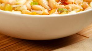 Prilogo po želji okrasite z drobno narezano mlado čebulo ali porom. (Foto: Shutt