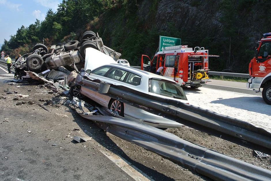 Prometna nesreča | Avtor: PGD Dolnji Logatec