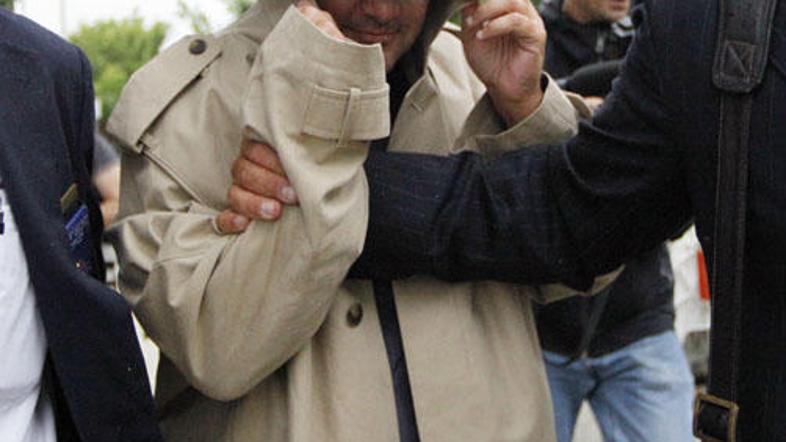 Nekateri aretirani so se poskušali skriti pred javnostjo.