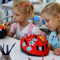 Otroci so si lahko v ustvarjalni delavnici poslikali čelade po svojem okusu. (Fo