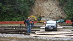 Takole so prebivalci svoja vozila varno spravili čez tire v dolino, veseli, da s