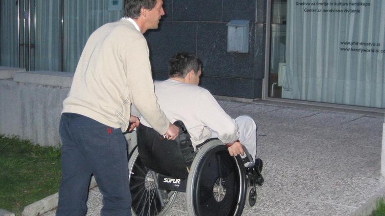 V Sloveniji za svoje najbližje skrbi 1.100 družinskih pomočnikov. (Foto: Žurnal2