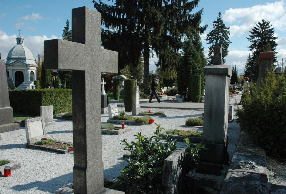 <TZmojemesto>22.10.07...zale...pokopalisce...grobovi...grob...foto: anze p