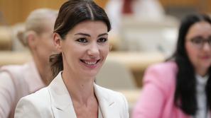 Novice: "Po dveh letih vladanja z odloki je to nujno."Dominika Švarc Pipan