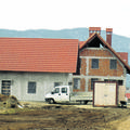 Blejsko podjetje OGP Grad Bled bo do konca maja dokončalo gradnjo nadomestne hiš