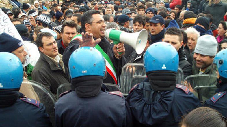 700 nezakonitih priseljencev je pobegnilo iz centra za pridržanje.