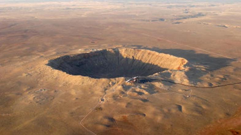 Pri padcu meteorita je nastal krater širine 30 metrov.