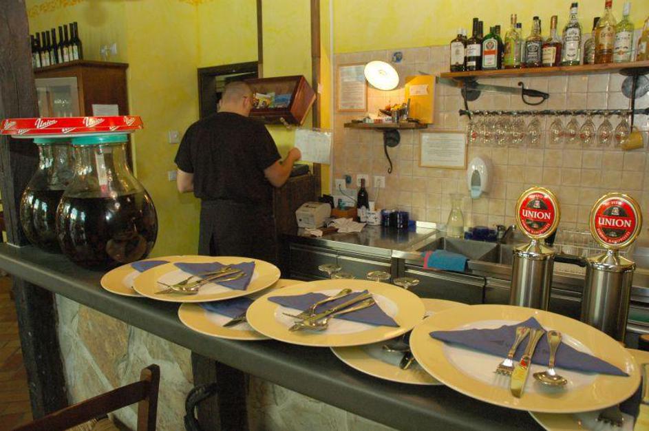 Gostinci prednjačijo pri kršitvah, pri gradbenikih jih je precej manj. (Foto: Iv