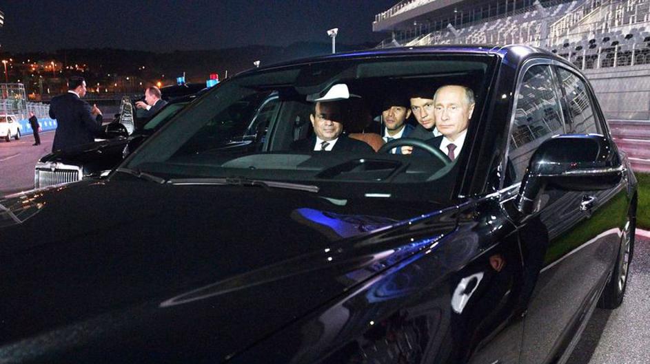Vladimir Putin v limuzini aurus senat