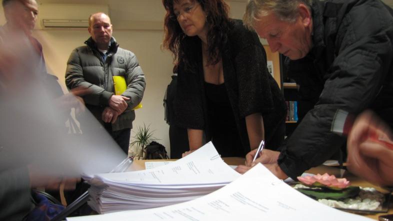 Več kot 40 članov Agrarne skupnosti Osp je včeraj podpisalo pogodbe o odkupu zem