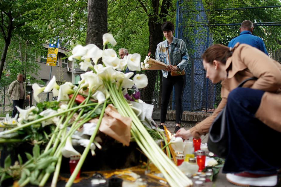 Beograd. Polaganje rož pred šolo | Avtor: Profimedia