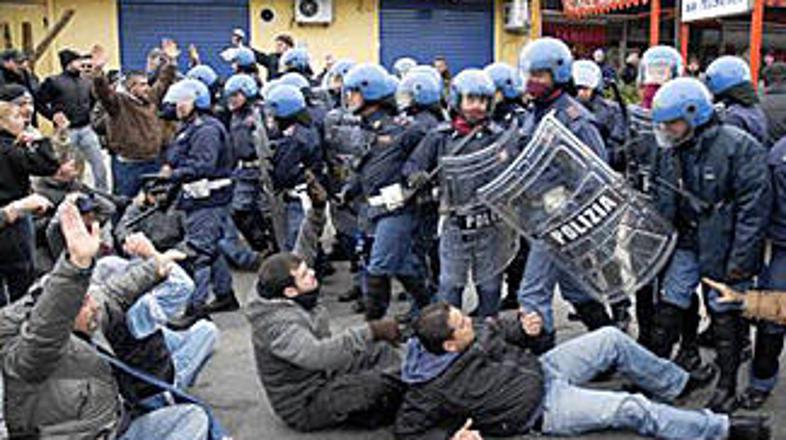 Jezni prebivalci Sardinije nočejo neapeljskih smeti, zato so se vneli spopadi me