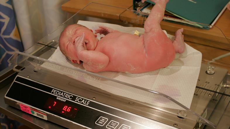 novorojenček na tehtnici
