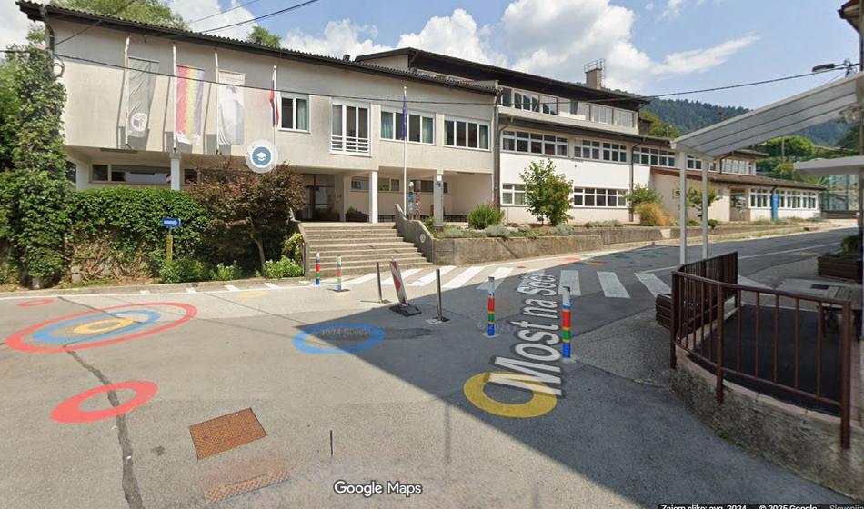 Pogorelo ostrešje osnovne šole na Mostu na Soči