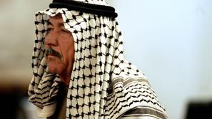 Hasan al Madžid je v tradicionalnih arabskih oblačilih mirno sprejel svojo tretj