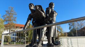 Kipi, Slovenski trg, Kranj, obnova, Lojze Dolinar