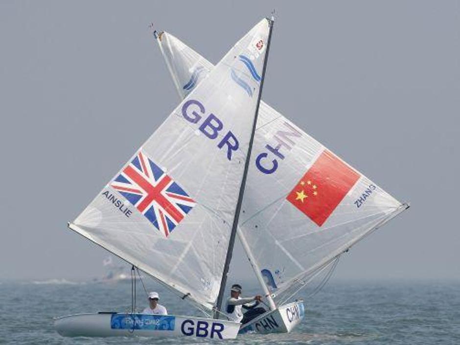 Britanec Ben Ainslie je po prvem tekmovalnem dnevu na tretjem mestu. | Avtor: Žurnal24 main