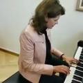 Alenka Bratušek igra klavir