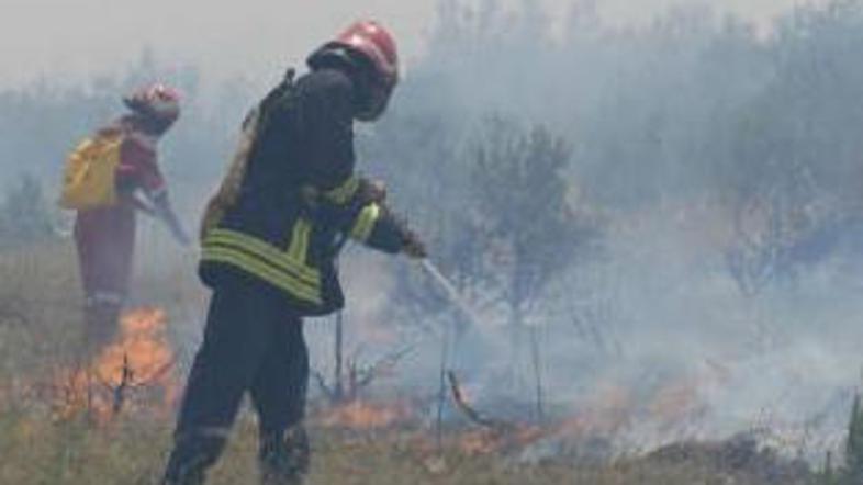 Gasilci ogenj gasijo že štiri ure.