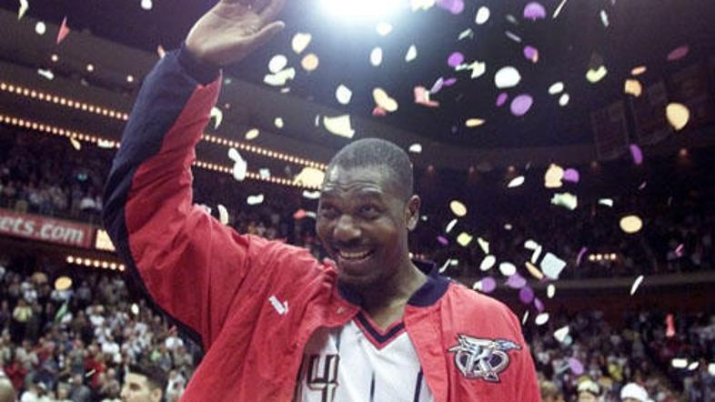 Hakeem Olajuwon - legenda bo dobila spomenik.