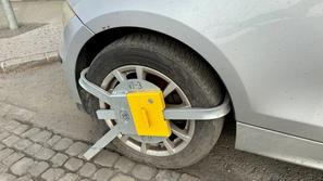 Napačno parkiran avto BMW serija 1