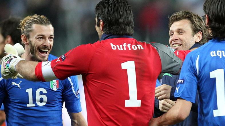 Buffon se je po tekmi takole veselil z branilcem Palerma Federicom Balzarettijem