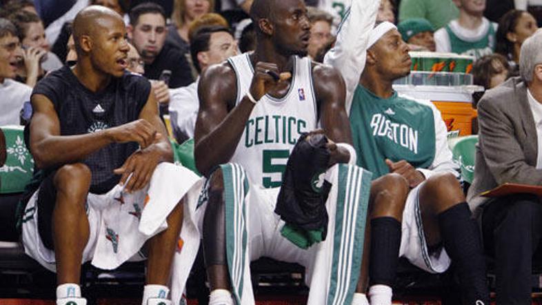 Kevin Garnett, Ray Allen in Paul Pierce s klopi bodrijo svoje soigralce.
