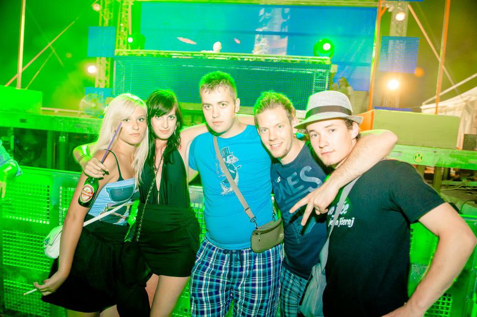 Vrče žuranje na razvratni plaži