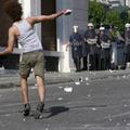 Muslimani so se zaradi domnevne žalitve korana spopadli s policisti.