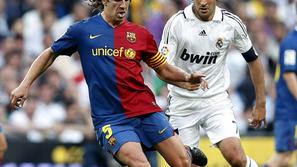 Ikone svojih klubov, Barcelonin kapetan Carles Puyol in Realov legendarni strele