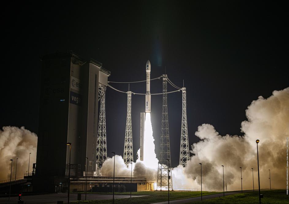 Raketa Vega, ki je v vesolje ponesla slovenska satelita