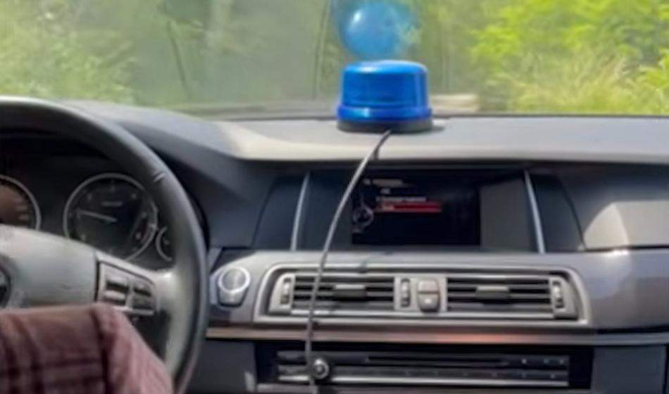 Mesec z modrimi lučmi po podeželju, tako pojasnjuje ozadje zgodbe