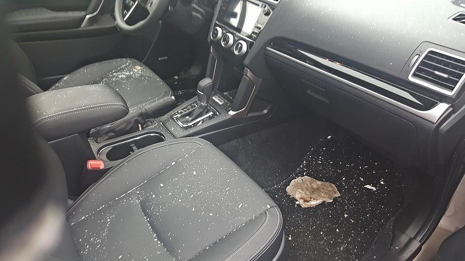 Poškodba vozila na katerega je priletel kos betona na primorski AC