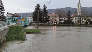 Reka Vipava se je včeraj popoldan tudi v spodnjem toku počasi začela vračati v s