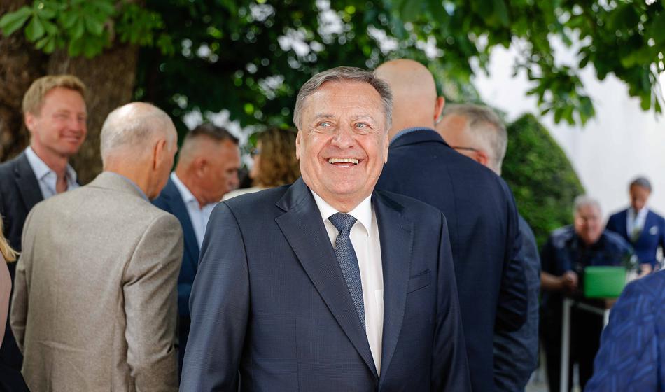 Nekdanji reprezentant in član SDS s čestitko zbodel Jankovića