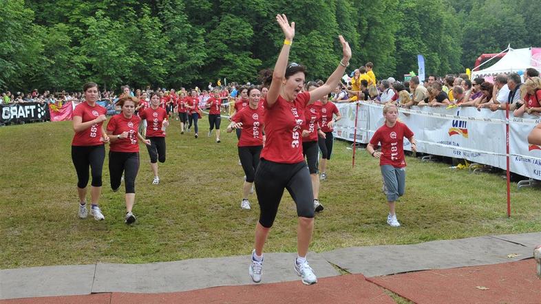 Če želite visokoresolucijsko fotografijo, nam pošljite elektronsko sporočilo na 