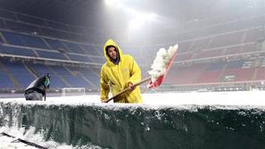 San Siro Giuseppe Meazza sneg kidanje čiščenje delavci