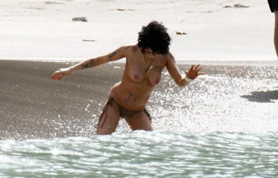 Amy na dopustu neskončno uživa.