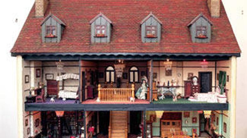 Miniaturna knjižnica v hiši vsebuje tisoč različnih knjig. Za vsako je Peter obl