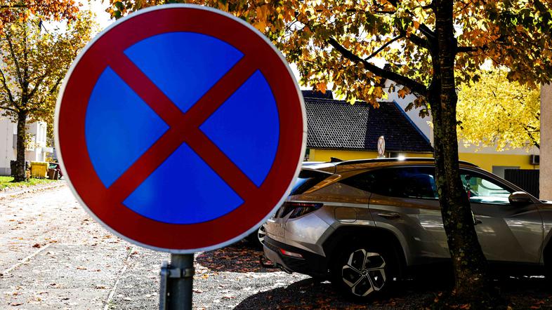 prepovedano parkiranje in ustavljanje, prometni znak