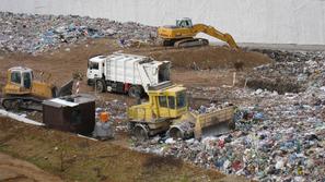 Poleg štajerskih smeti od lanske jeseni na Cerod dovažajo tudi smeti iz nekdanji