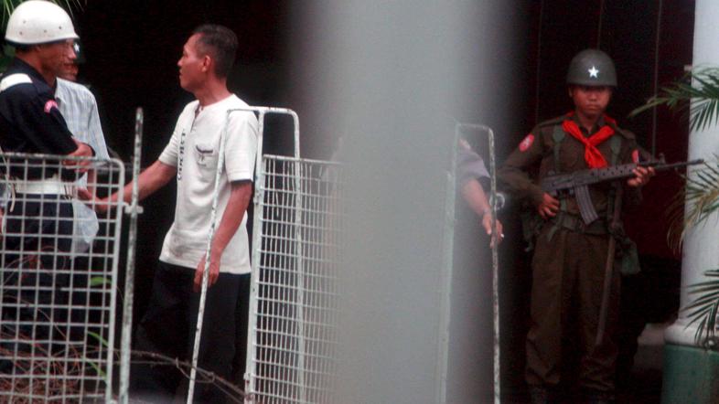 Vojaki stražijo stavbo.